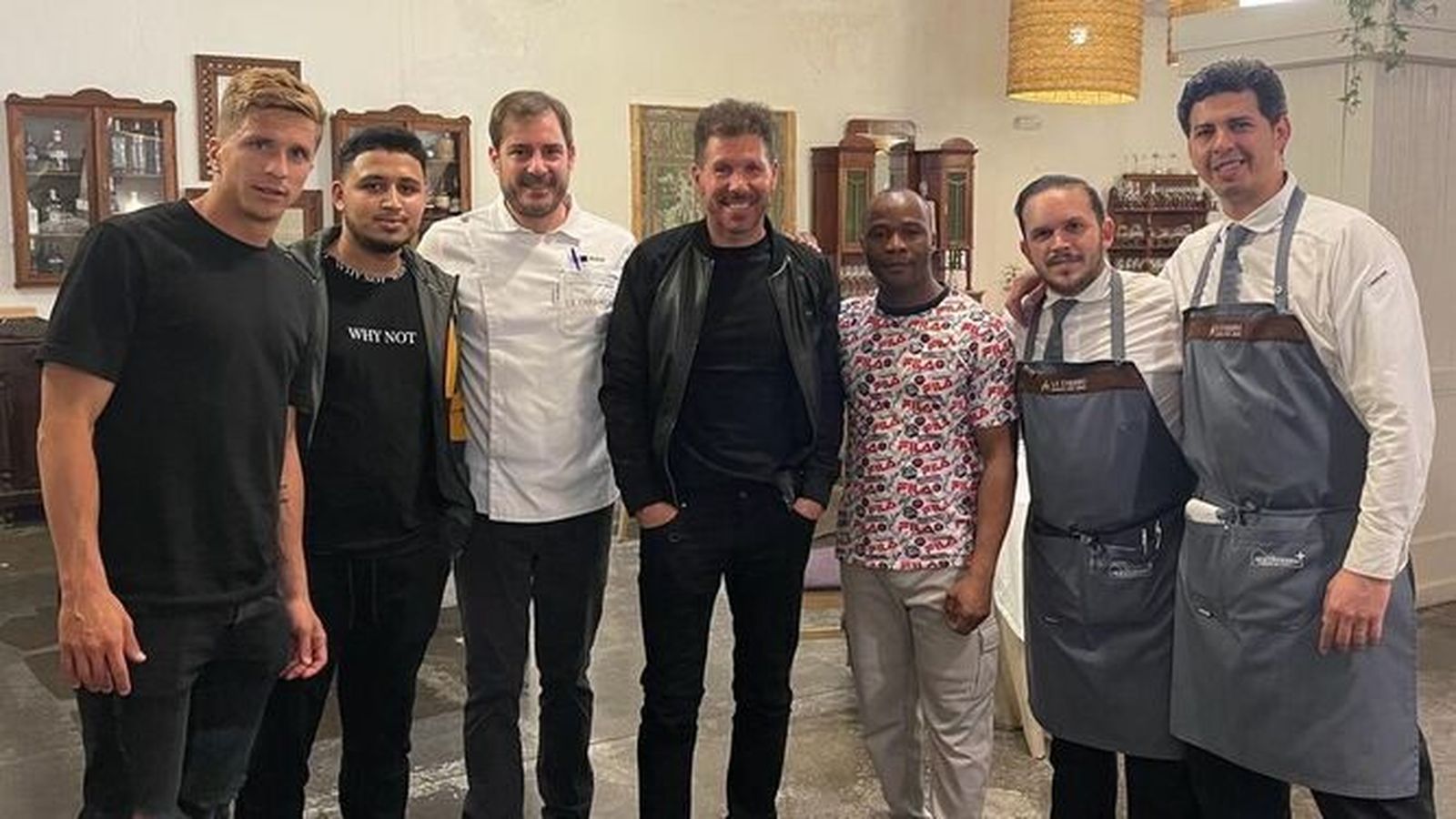 Simeone y su hijo Gianluca, junto al equipo de La Carboná.