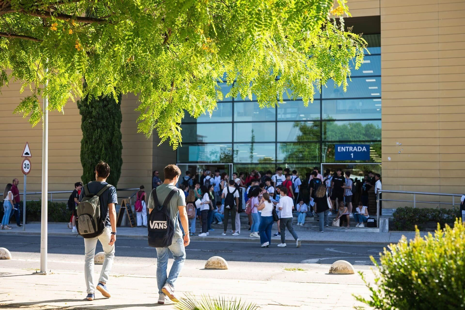 Alumnos en la entrada de una de las facultades del campus de El Carmen de la Universidad de Huelva.