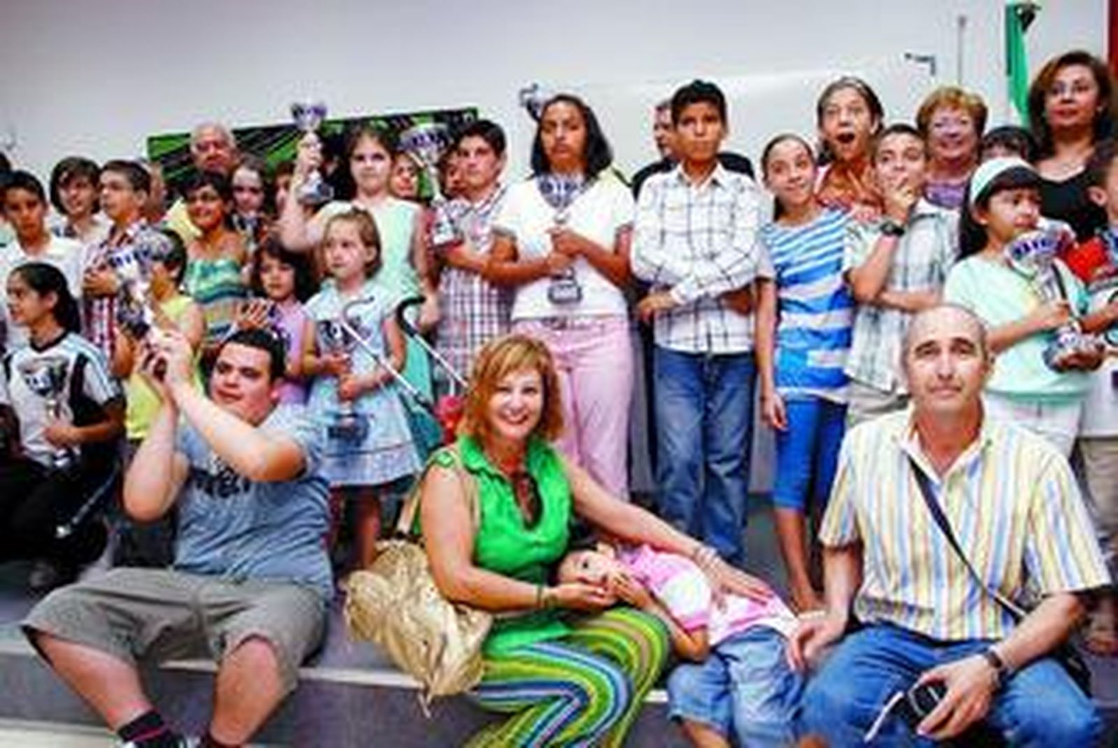 Los ganadores posan con los trofeos tras el acto.