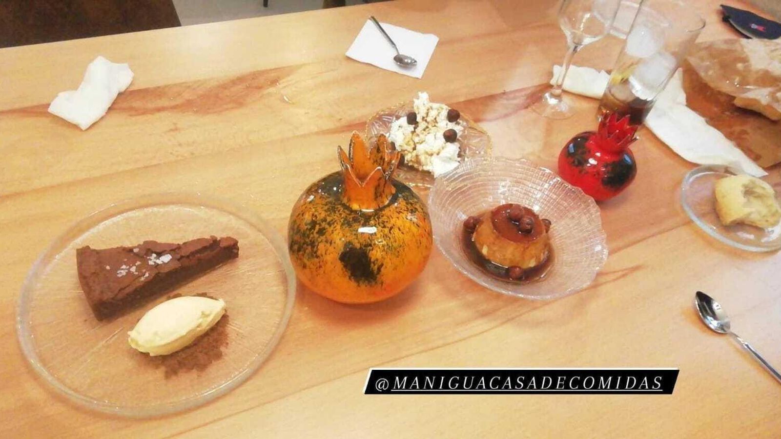 Los postres de la tarta de chocolate y el flan de avellana