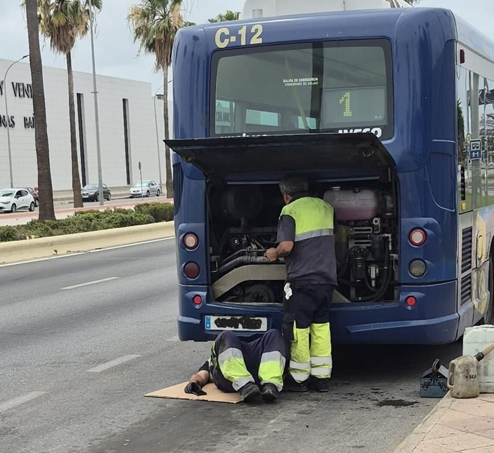 Imagen de un autobús urbano averiado en la N-IV a su paso por la entrada de El Puerto.