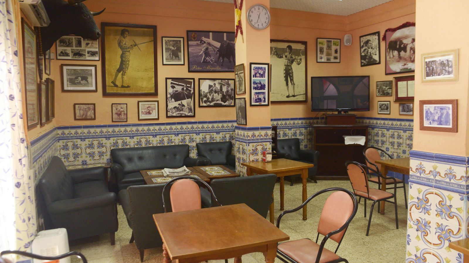 Uno de los salones de la Peña Miguelín