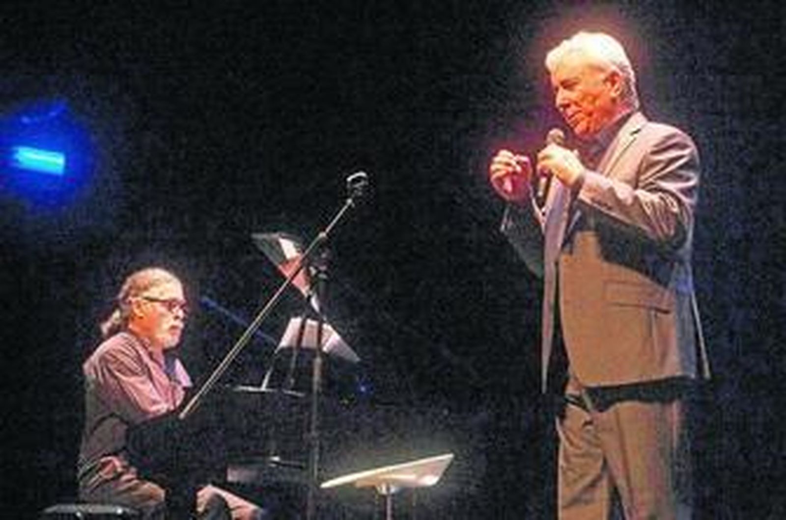 El maestro Juan Sánchez al piano acompañó al cantante Andrés Caparrós.