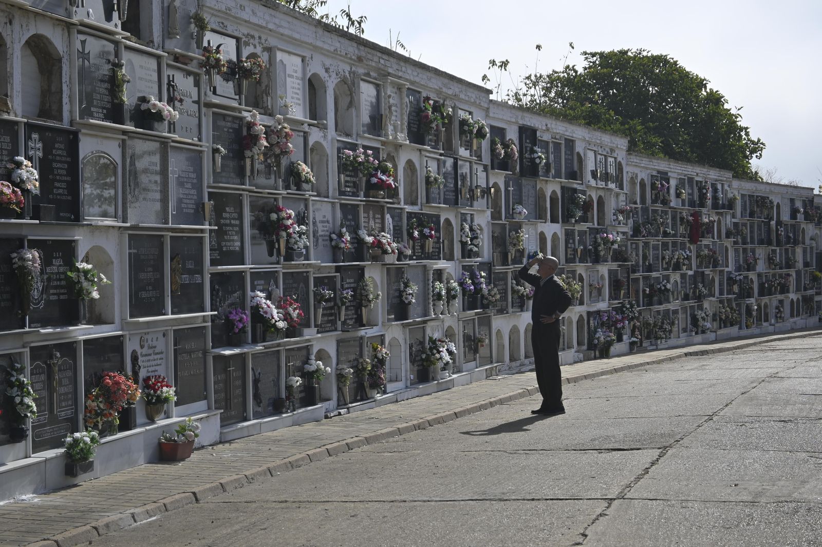 Ambiente en el cementerio de Huelva para el día de todos los Santos.
