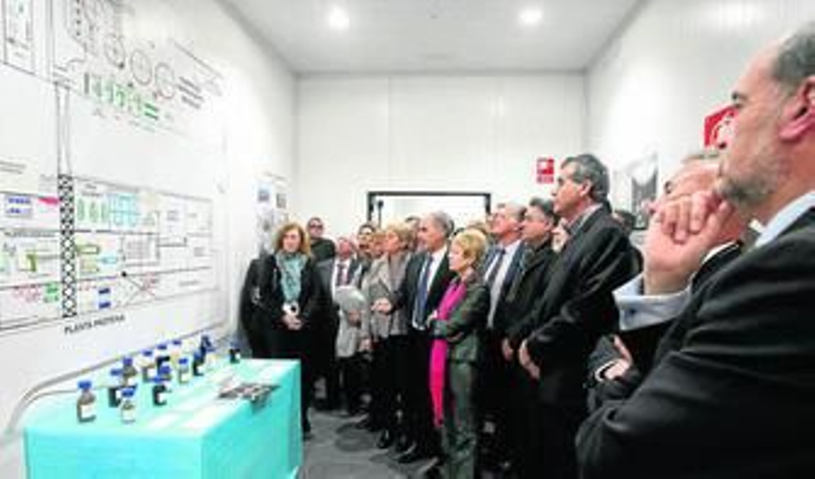 Los representantes de Harinas de Andalucía y las autoridades reciben una explicación sobre los productos y procesos de la fábrica, ayer en Tahivilla.