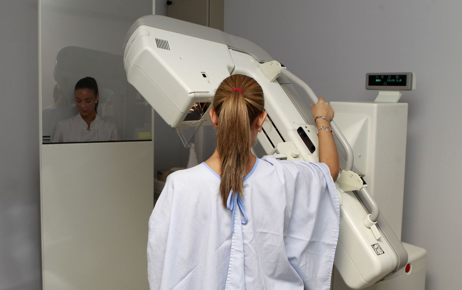 Una mujer, durante la realización de una mamografía.