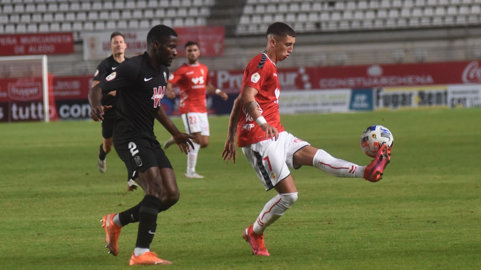 El lateral derecho del Recreativo Fobi presiona al murcianista David Segura.