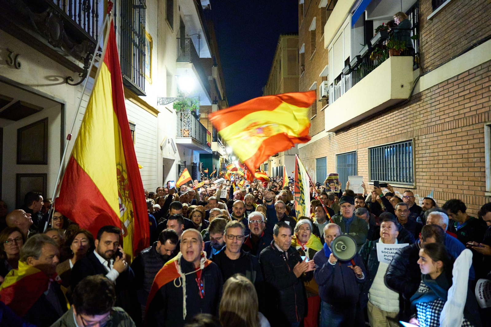 Manifestación contra la amnistía ante la sede del PSOE en Sevilla