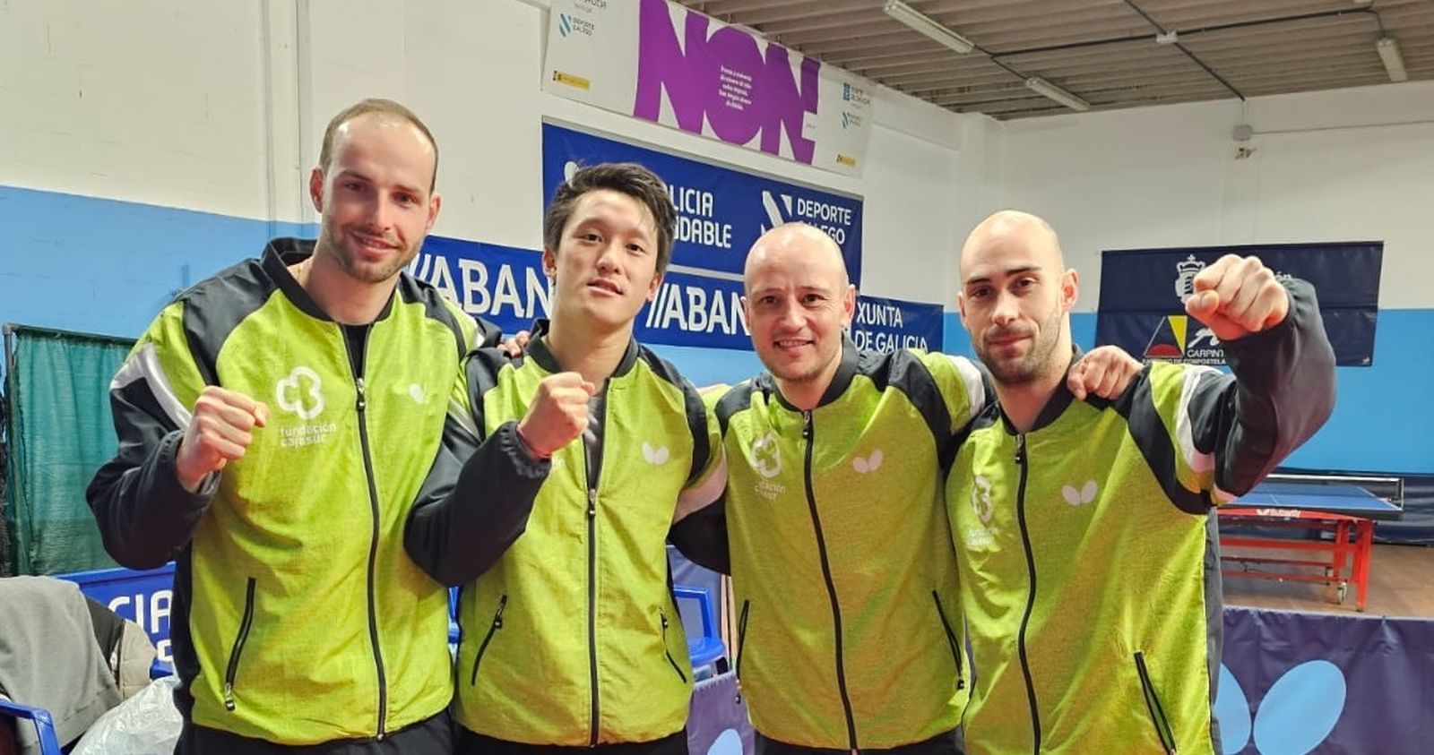 Los jugadores del Cajasur Priego celebran su triunfo en Santiago.