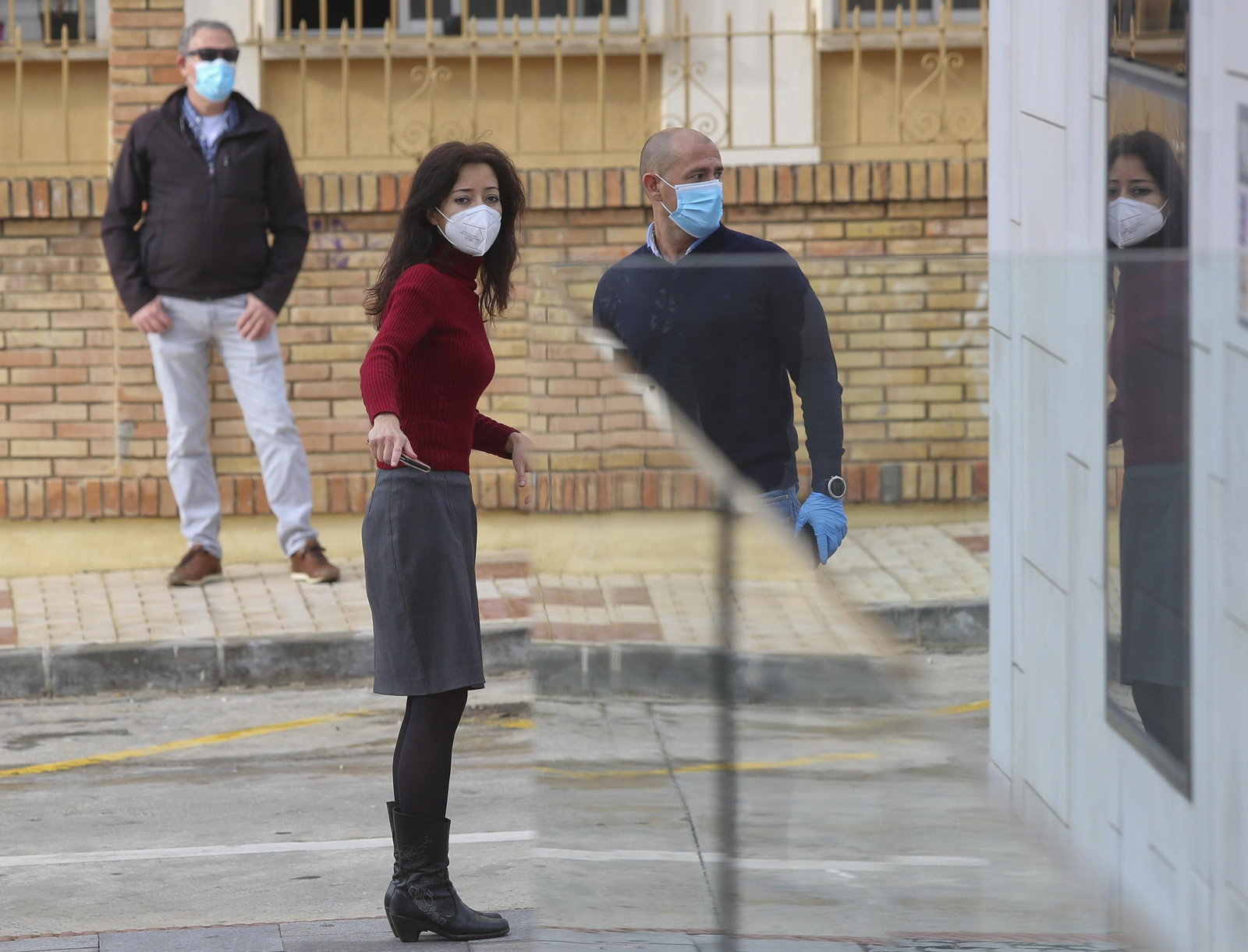 Las fotos del alcalde de Málaga a la salida del hospital junto al equipo médico