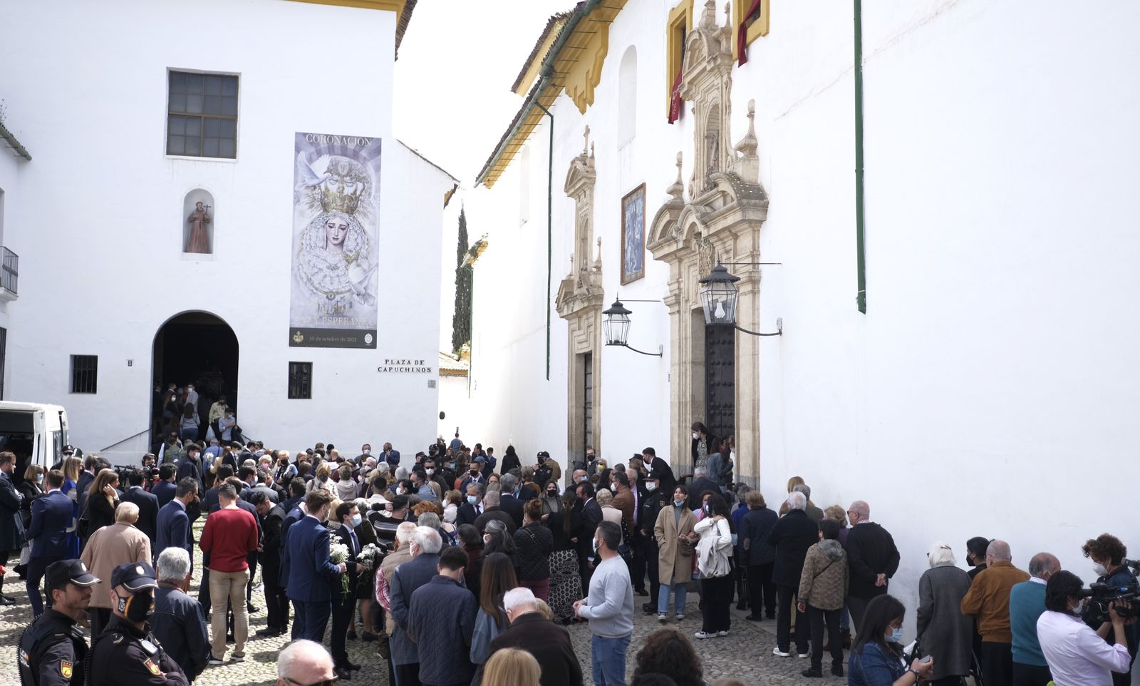 Una multitud se agolpa en colas en la plaza de Capuchinos.
