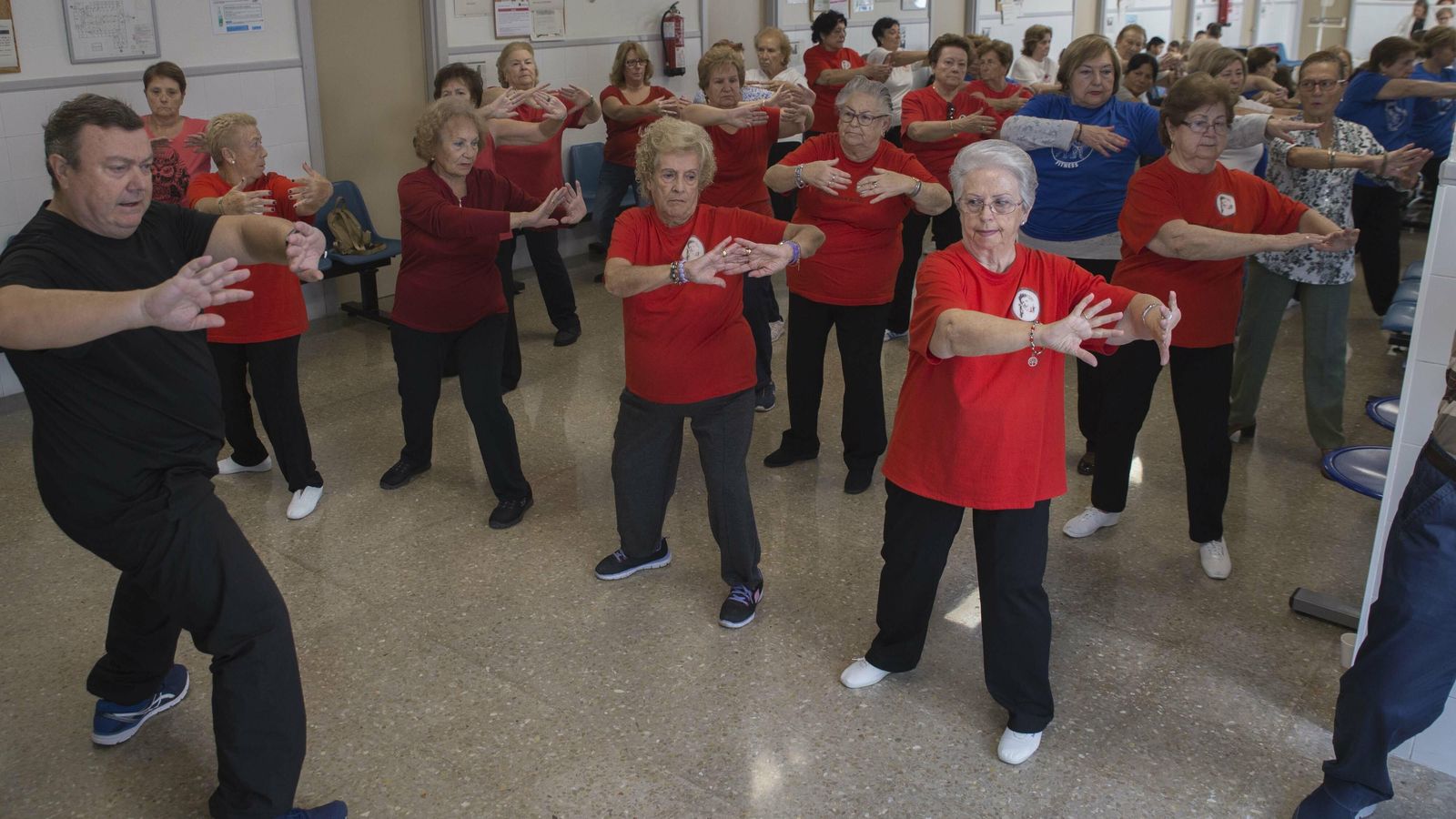 Clase de taichí ofrecida en el centro de salud dentro de la jornada de puertas abiertas.