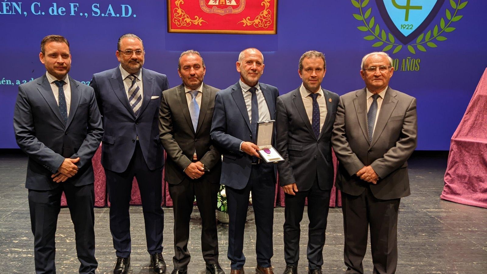 El Consejo de Administración del Real Jaén recoge la medalla de oro de la ciudad de Jaén.