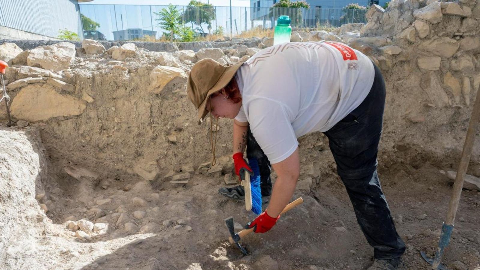 Una voluntaria durante su trabajo en el yacimiento de Marroquíes Bajos en Jaén.