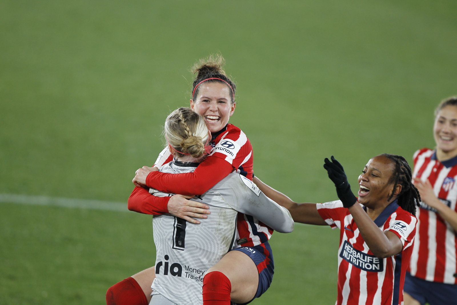 Las jugadoras rojiblancas se abrazan a su portera para celebrar el pase a la final.