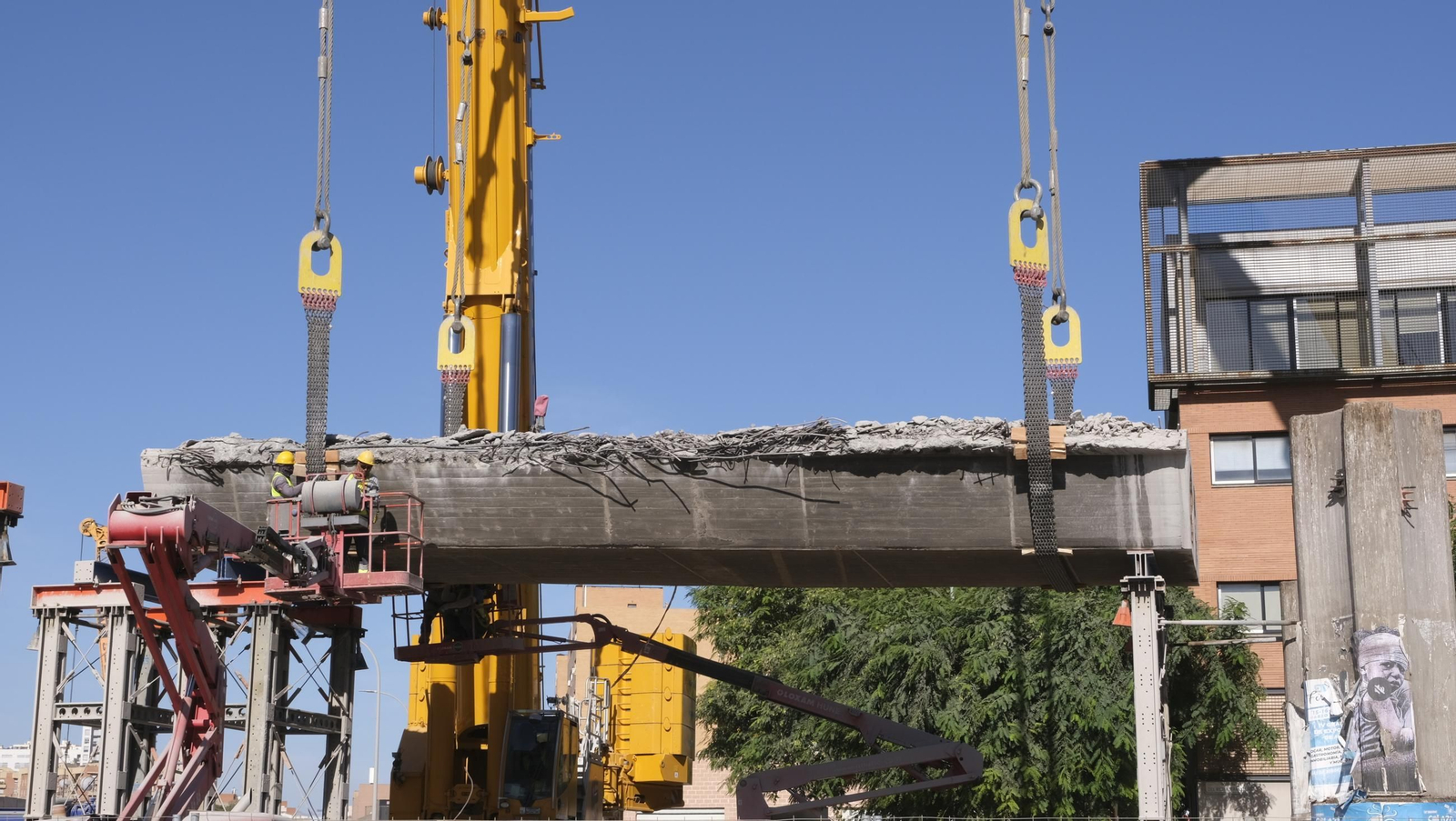 El Puente de la Avenida del Mediterráneo ya es historia, en imágenes