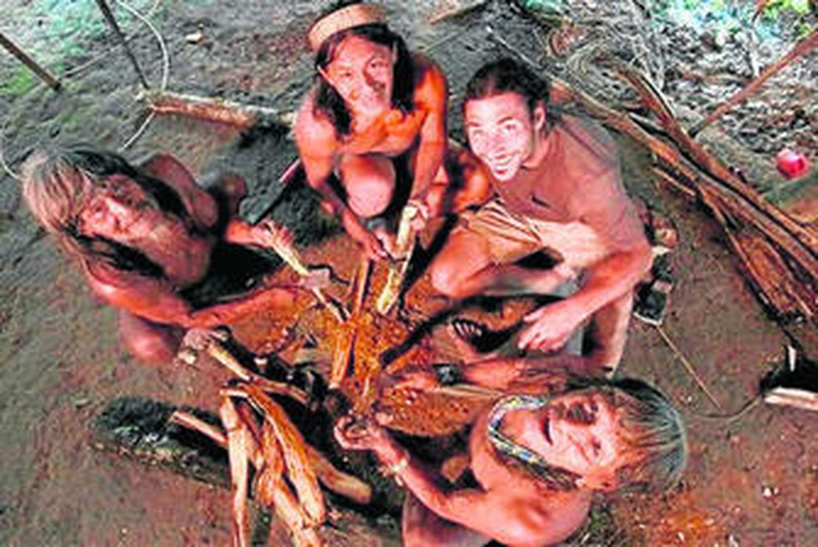 El biólogo con los miembros de una de las tribus con las que ha convivido.