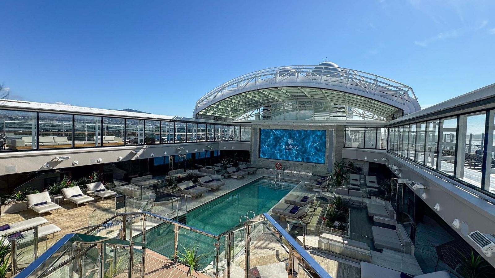 El crucero cuenta con cuatro piscinas para sus clientes