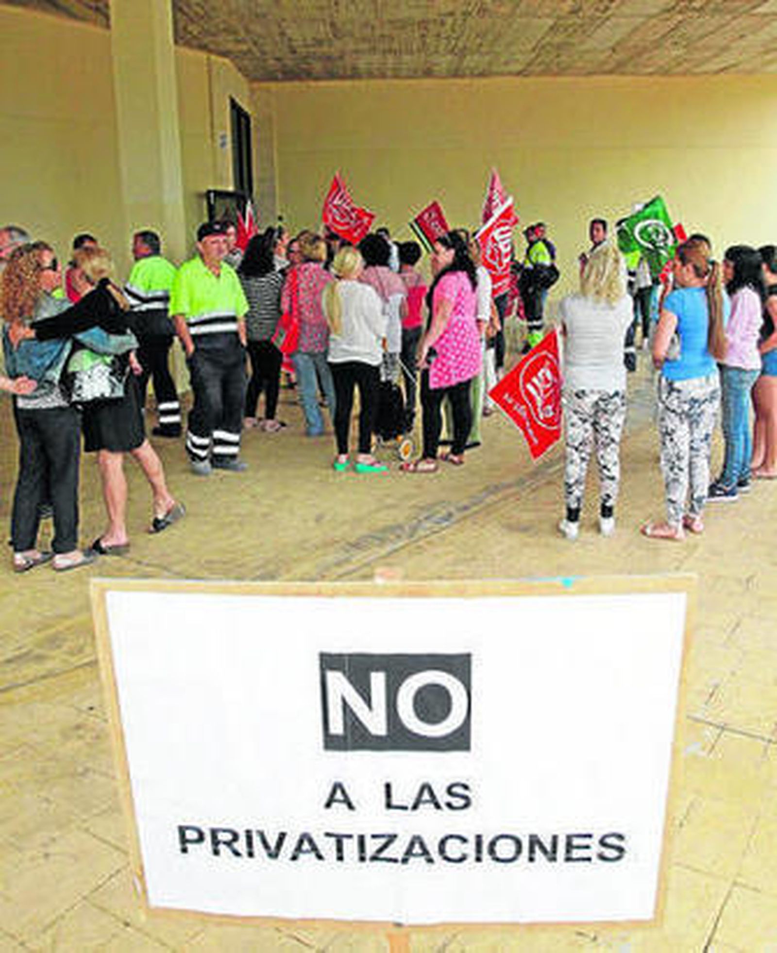 Trabajadores municipales, a las puertas del Ayuntamiento, ayer.