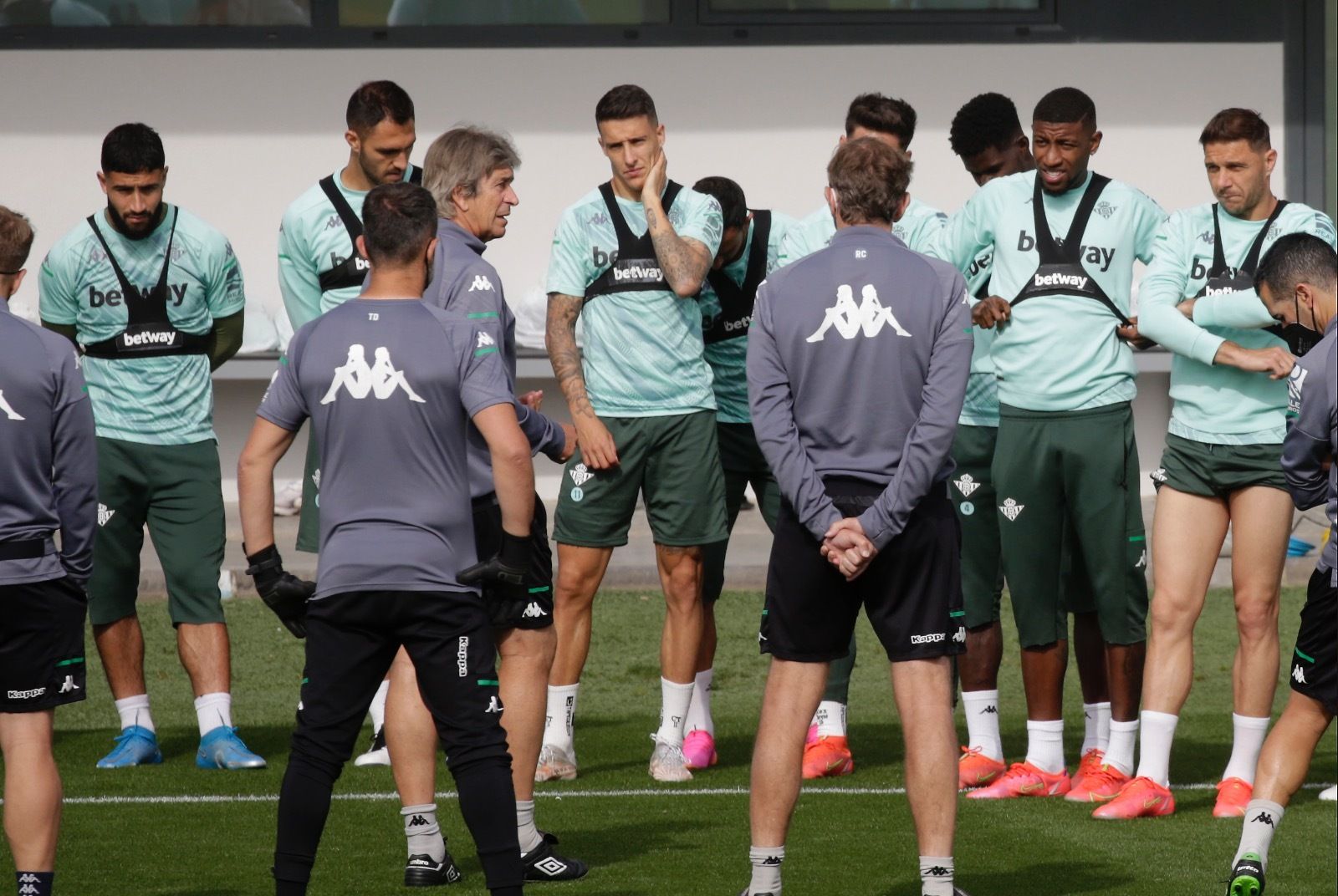 Pellegrini, en un momento de la charla previa al inicio del entrenamiento de este viernes.