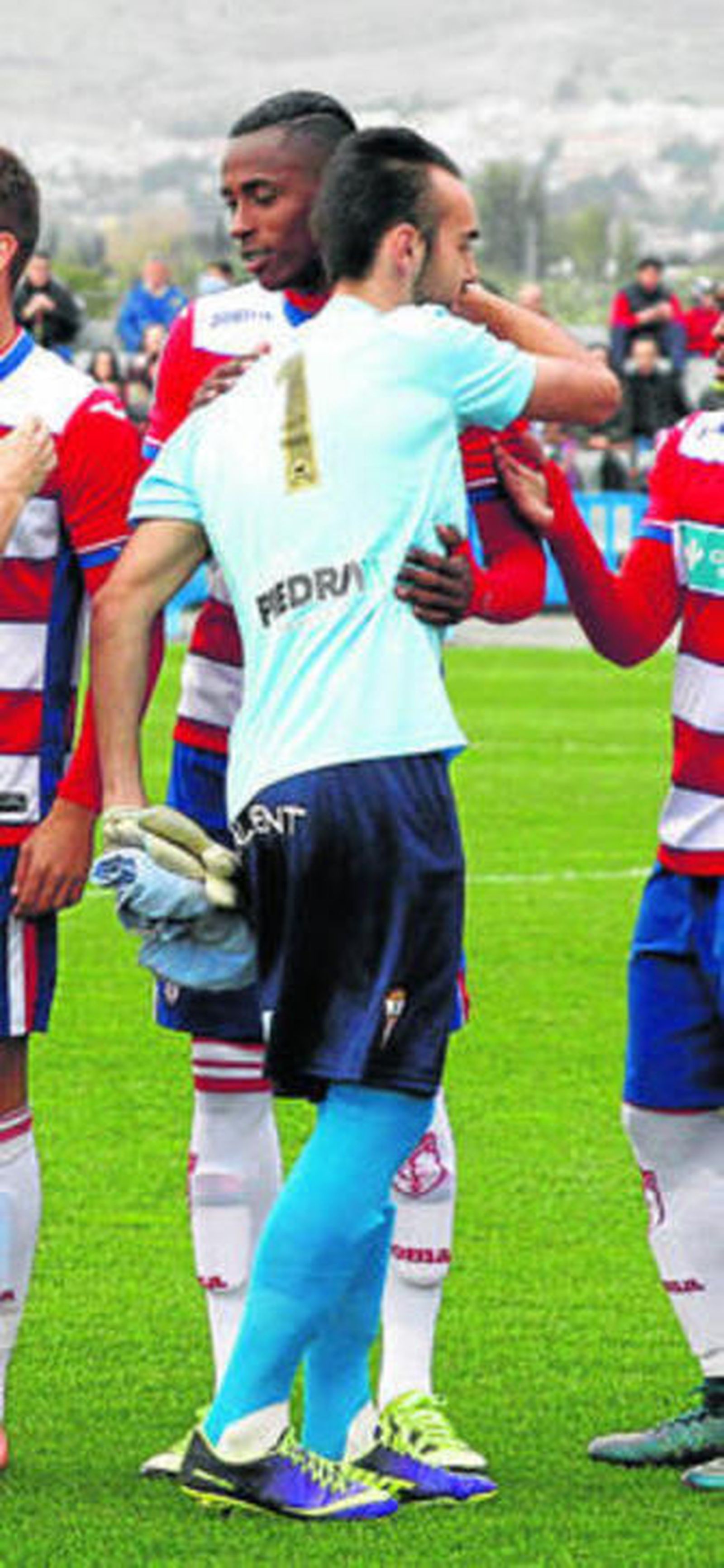 Cristian Arco saluda a sus excompañeros antes del partido.