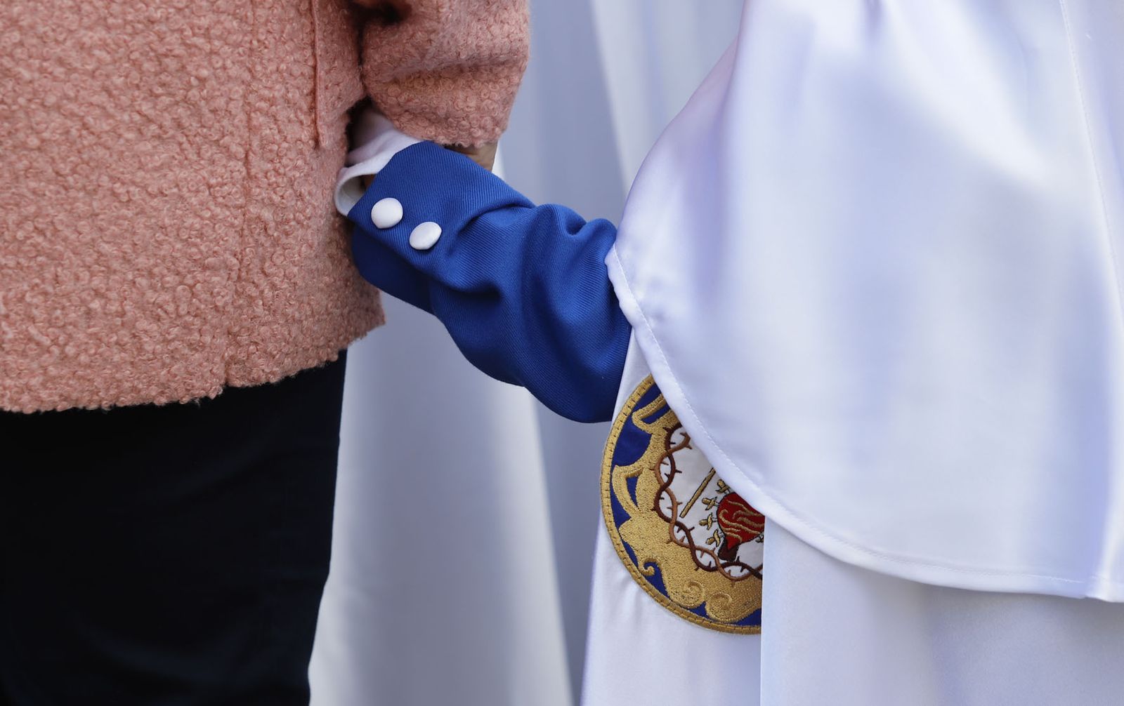 La Hermandad de la Sagrada Lanzada hace su estación de penitencia por las calles de Huelva