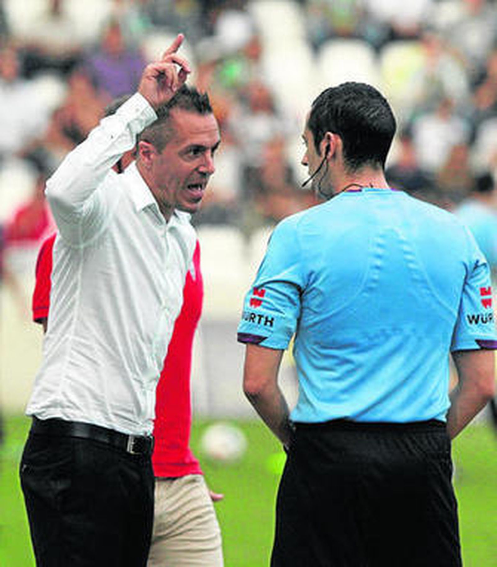 Pablo Villa protesta al asistente de Sánchez Martínez tras la expulsión de Pedro.