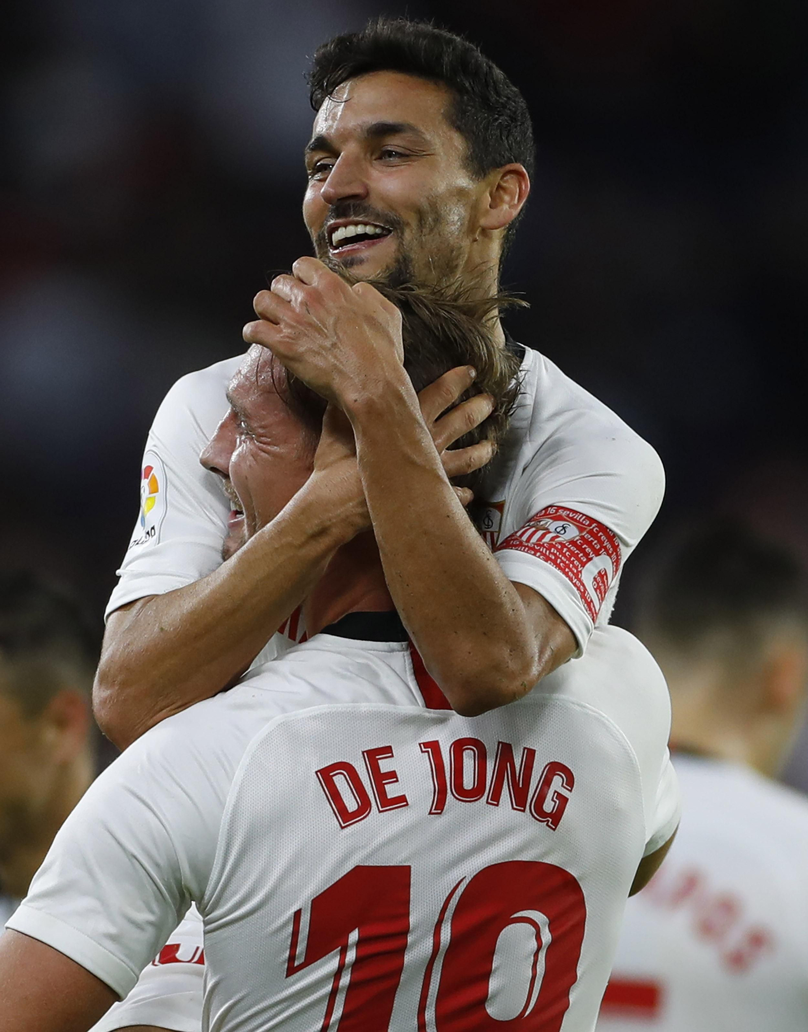 Jesús Navas se abraza a De Jong: asistente y goleador.