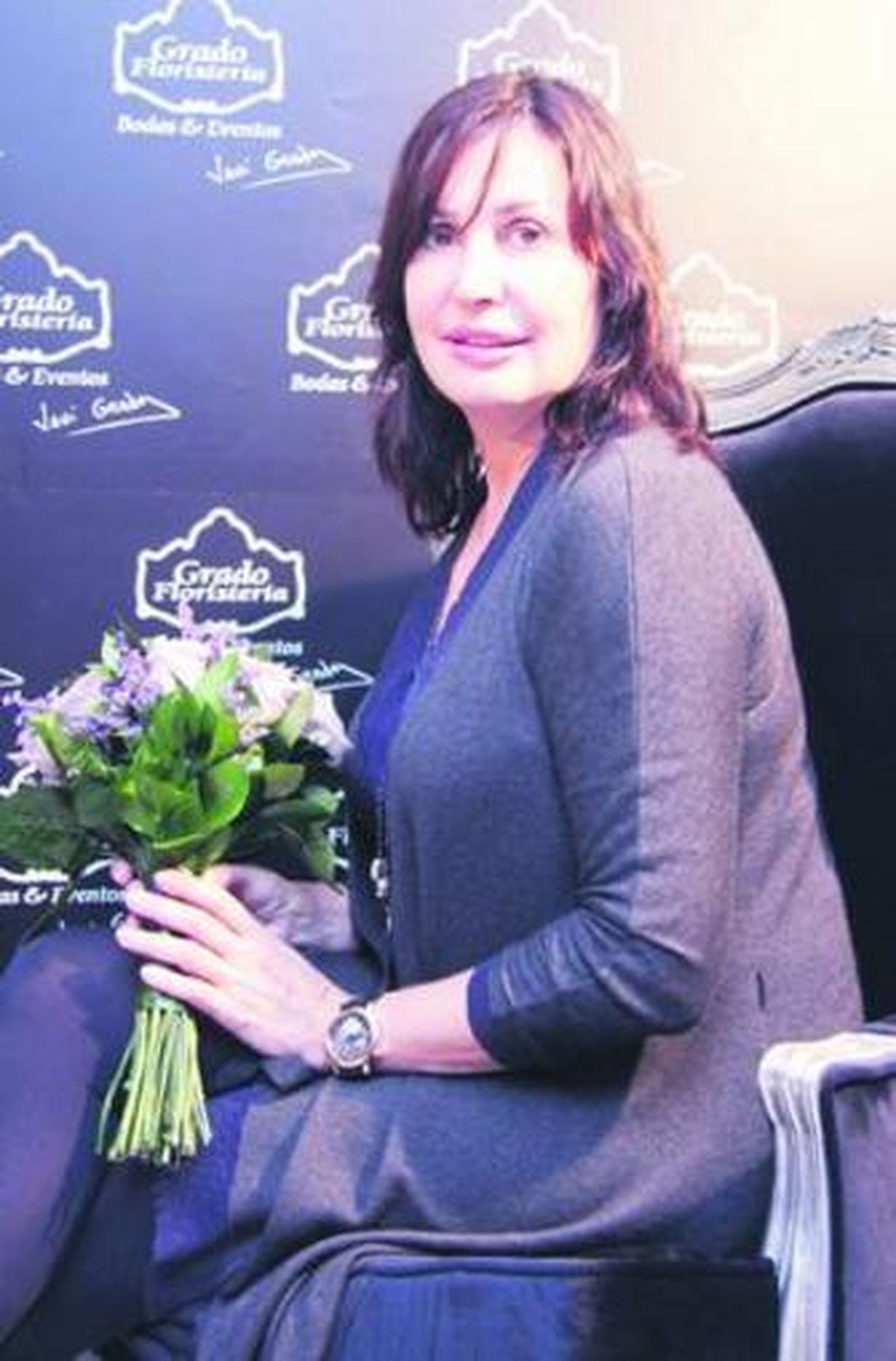 Nuestra entrevistada posó con un bonito ramo de flores de Grado Floristería.