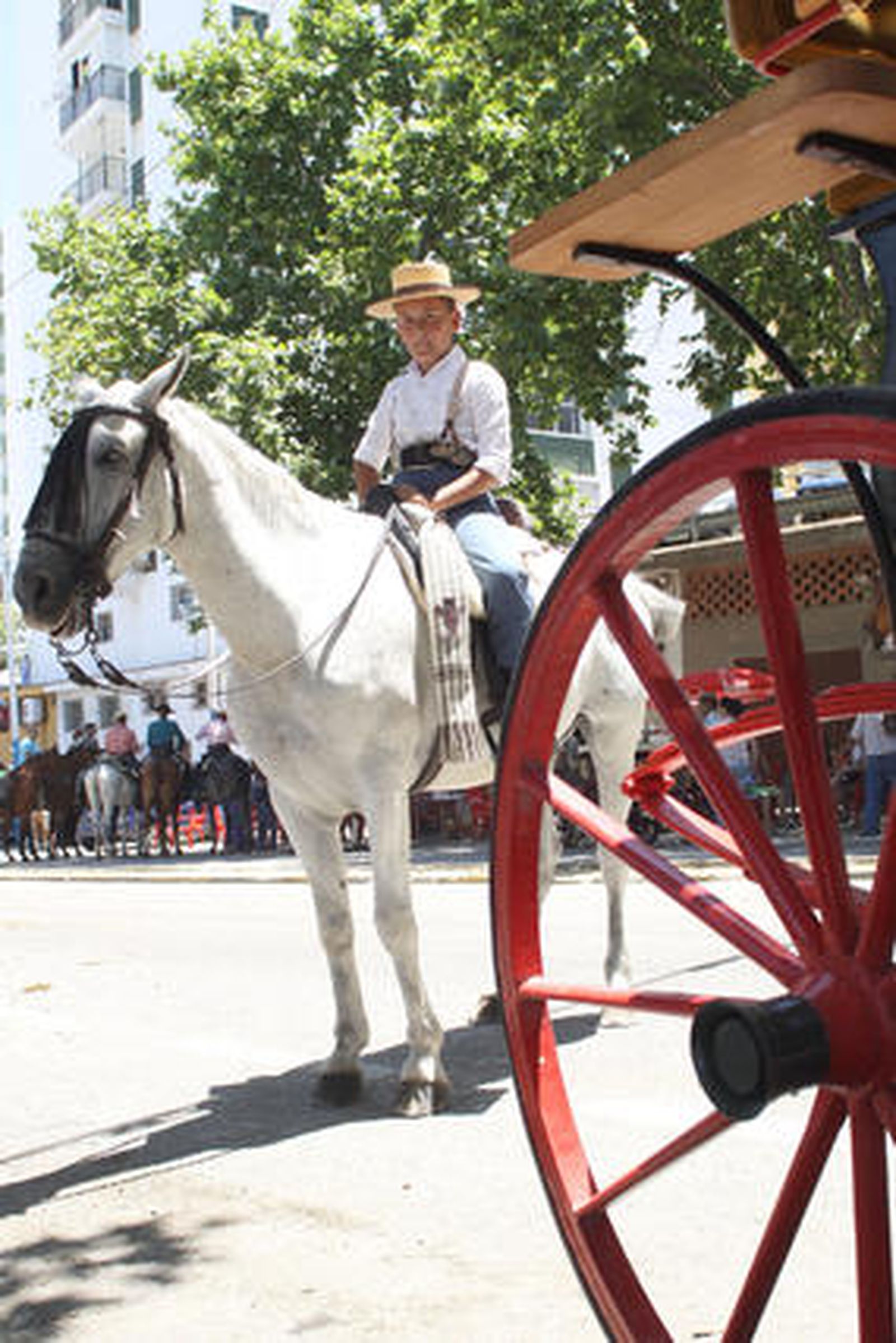 Los algecireños viven intensamente la jornada del sábado en la Feria. 

Foto: Vanessa Perez