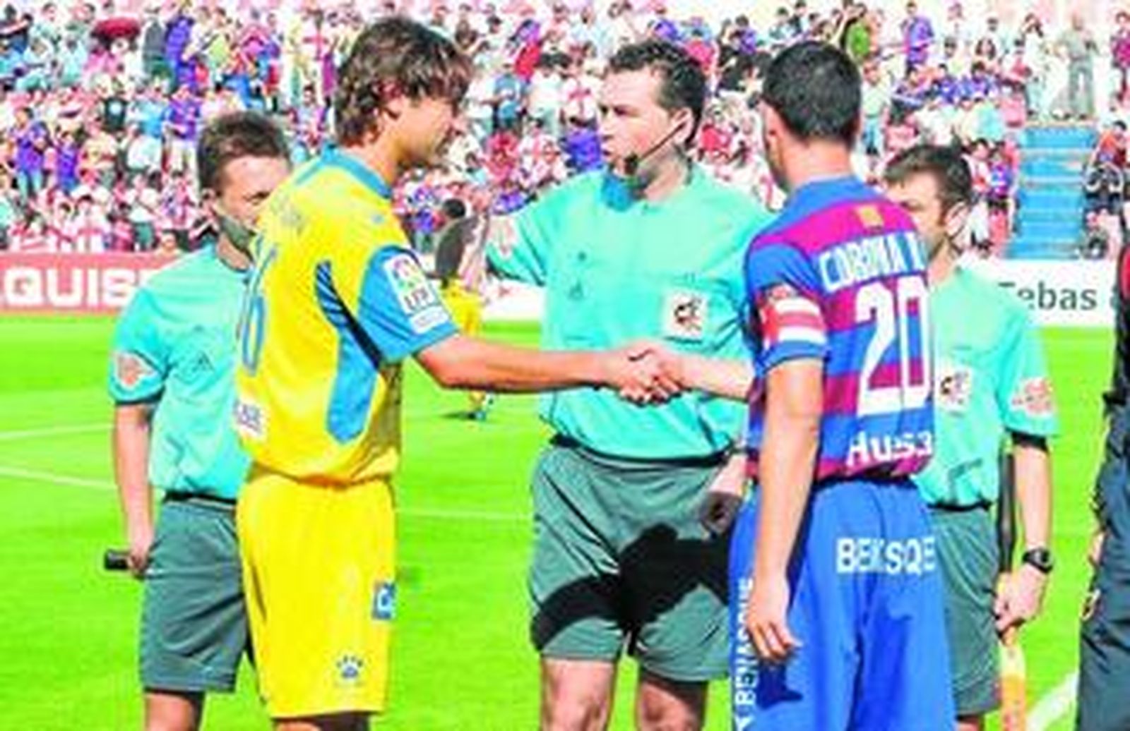 Fleurquin saluda al capitán del Huesca antes del inicio del partido de pésimo recuerdo en El Alcoraz.