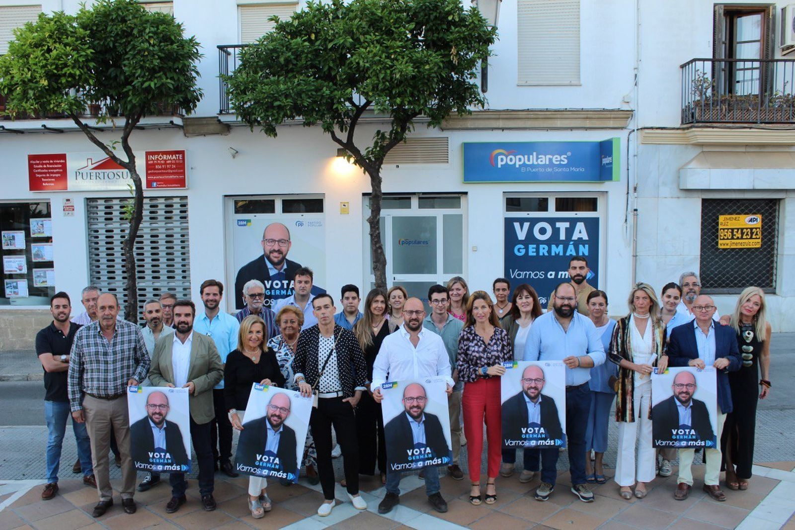 La candidatura del PP, anoche a las puertas de su sede.