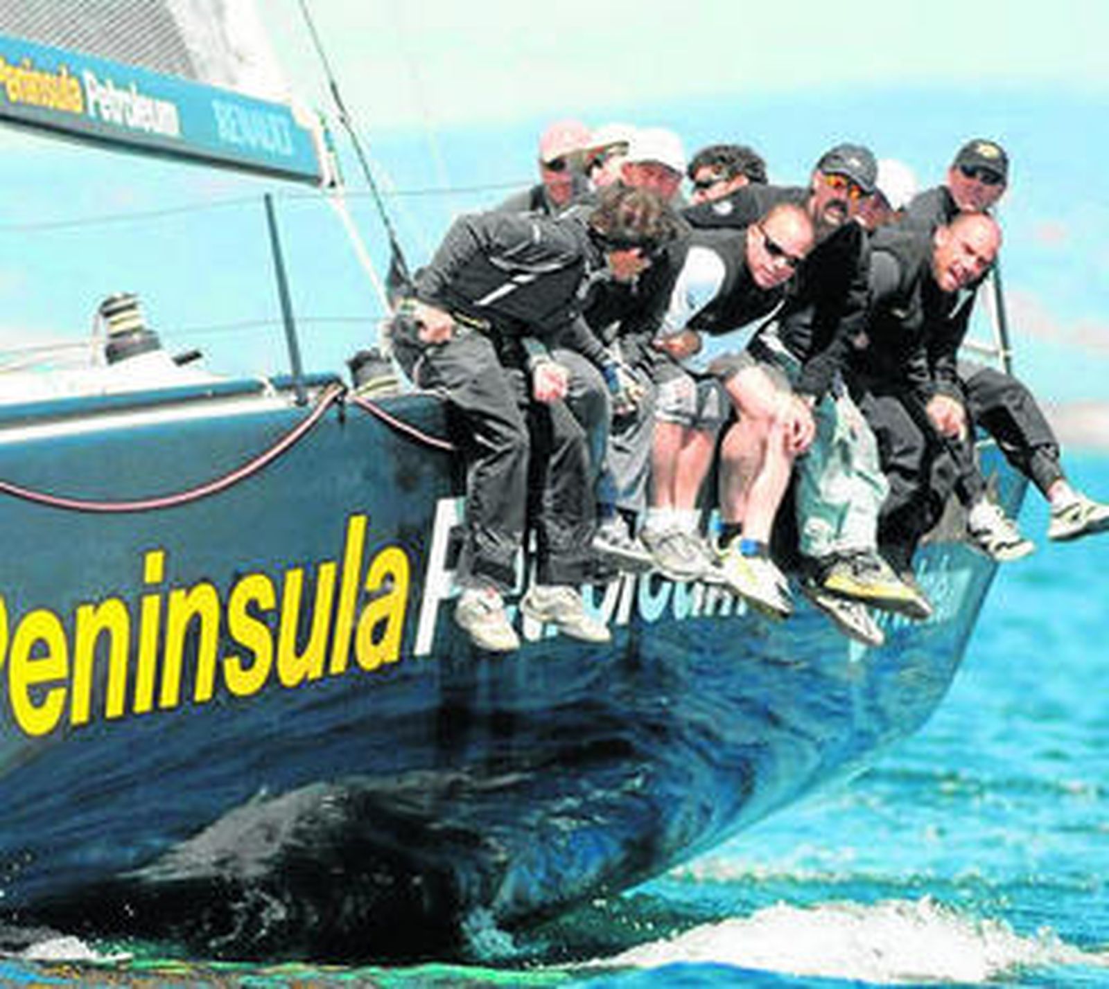 El 'Península Petroleum', durante la regata de ayer.