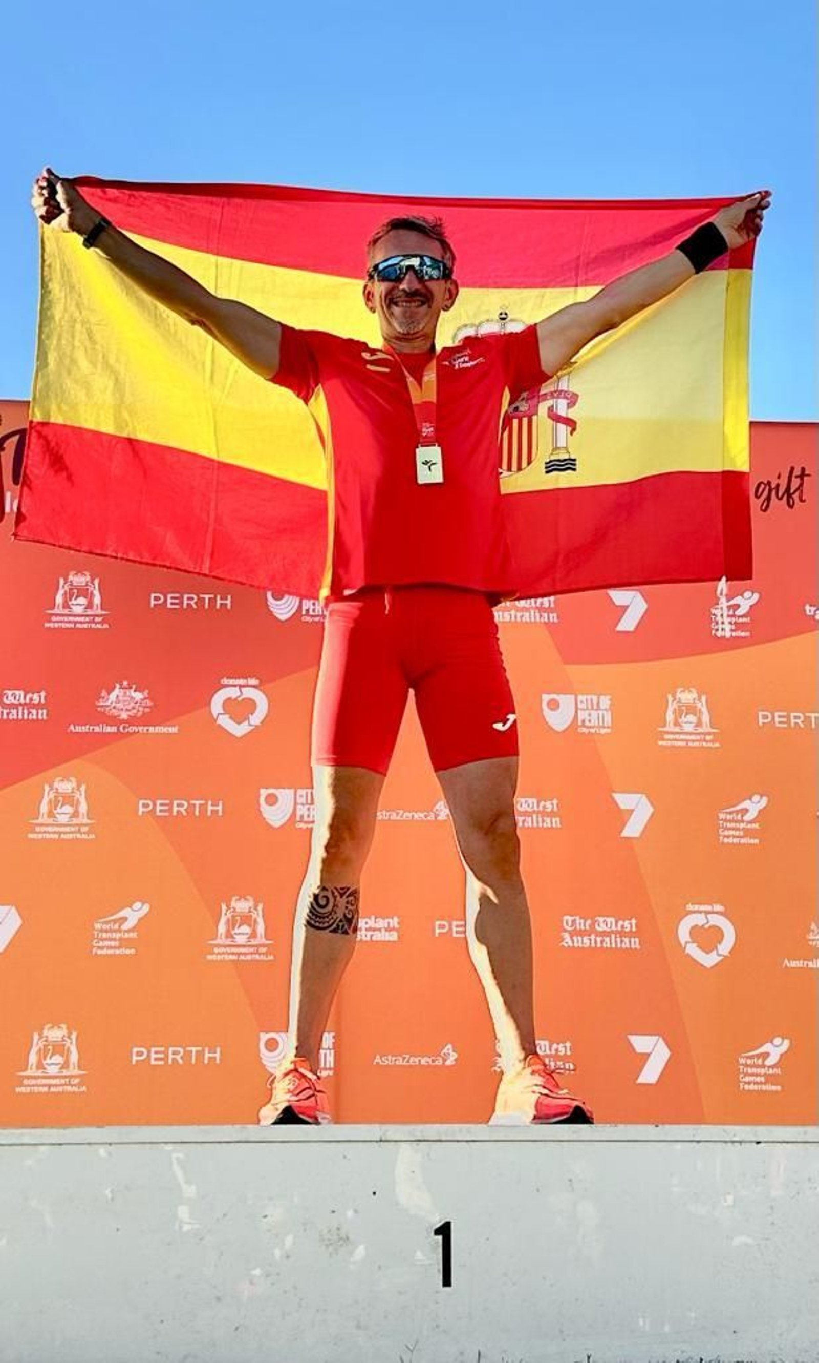 Miguel Ángel Muñoz posa con una bandera de España.