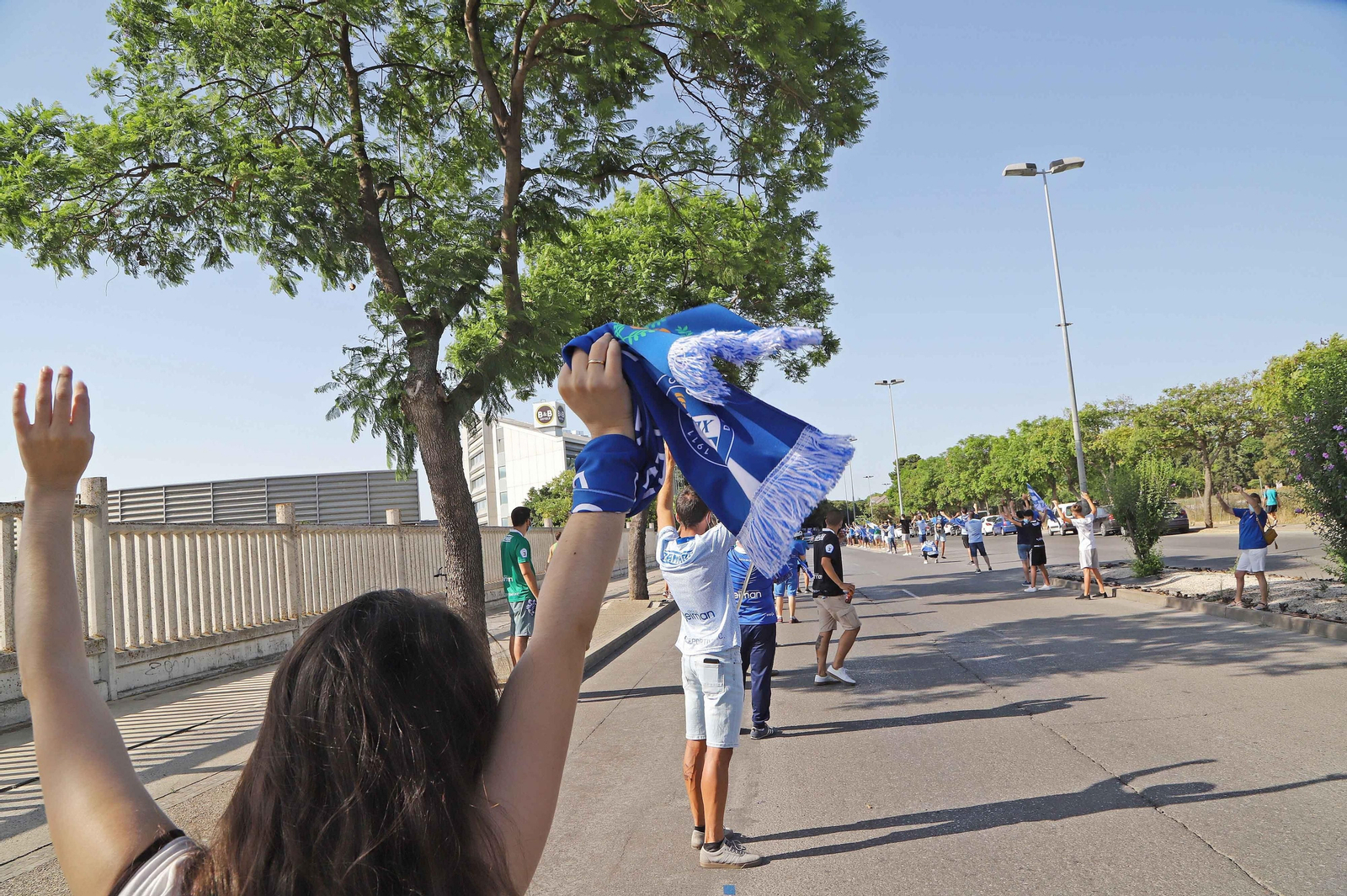 Los aficionados del Xerez DFC despiden al equipo en la salida hacia Marbella