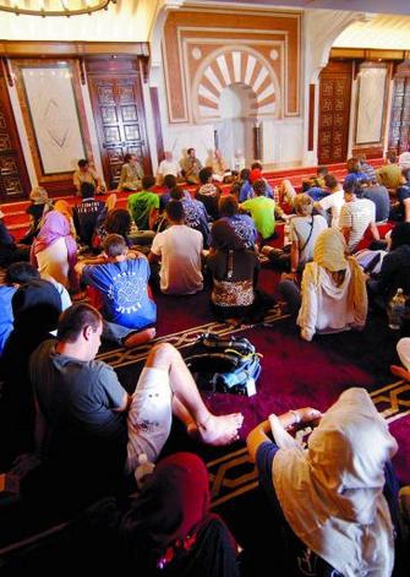 Jóvenes en el interior de la mezquita de Granada.