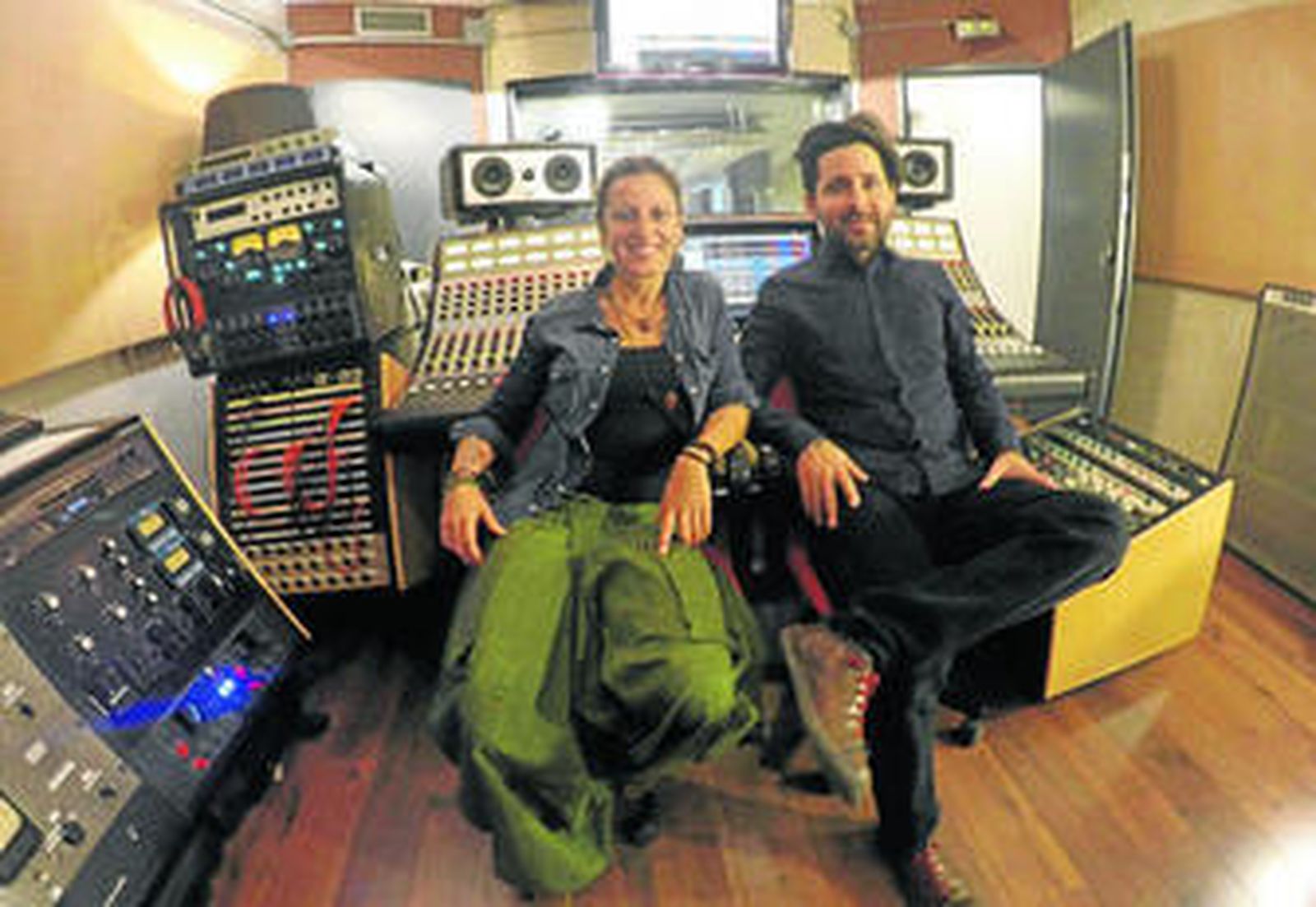 Lamari y el productor Eduardo Cabra, en el estudio donde Chambao graba actualmente su próximo disco.