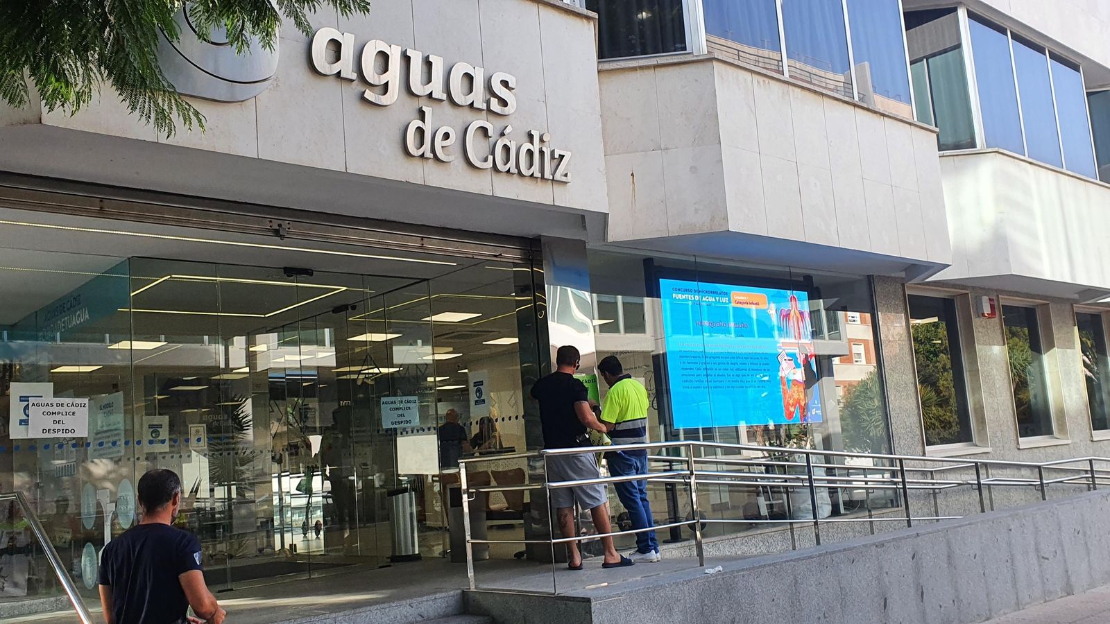 Los manifestantes llenaron la fachada de Aguas de Cádiz de carteles pidiendo la readmisión del compañero despedido