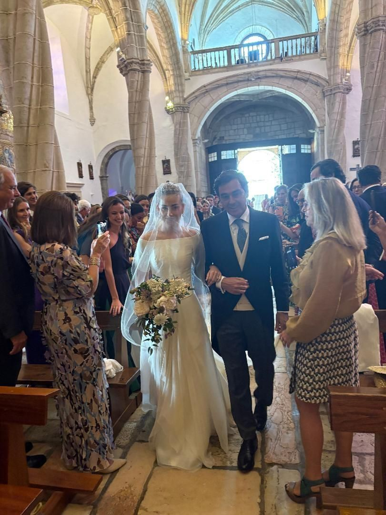 Rafael Calero, con su hija Rosa entrando en la iglesia. Rafael Calero, con su hija Rosa entrando en la iglesia.