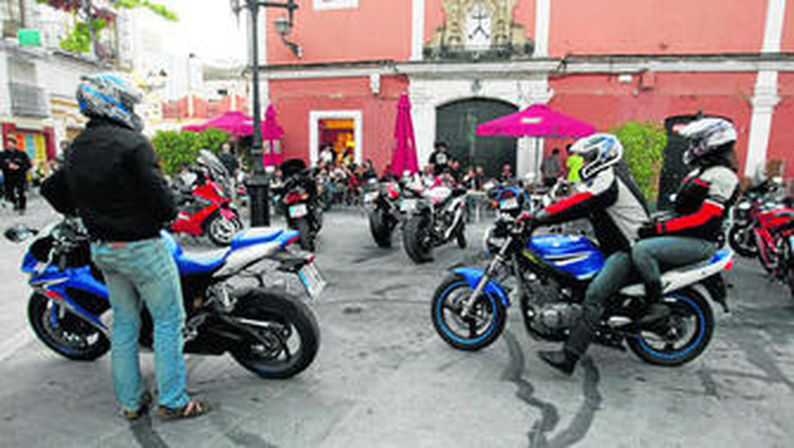 Imagen de la motorada del pasado año antes del cierre del centro a las motos, cuando se producen muchas molestias por exceso de ruidos.