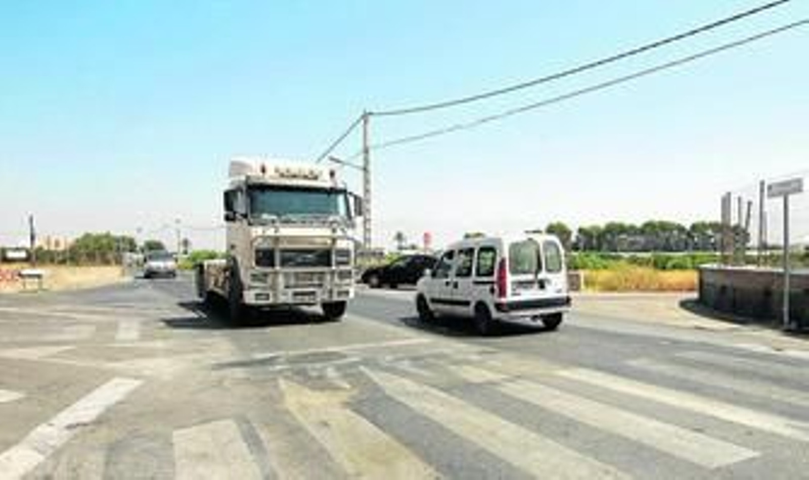En el acceso norte al barrio comenzaría el trazado del futuro acerado para dotar de una acera a la zona.