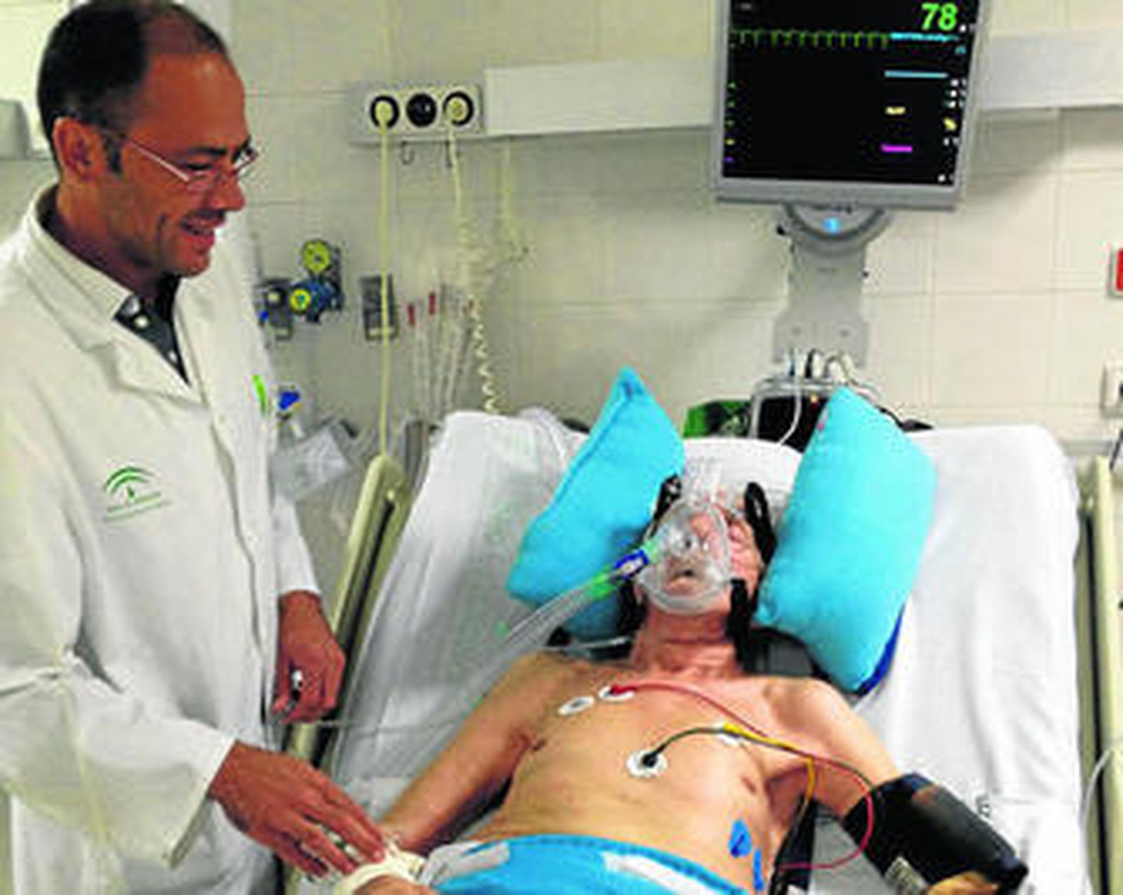 El doctor Antonio Rojas, jefe de Urgencias en La Merced, junto a uno de sus pacientes.
