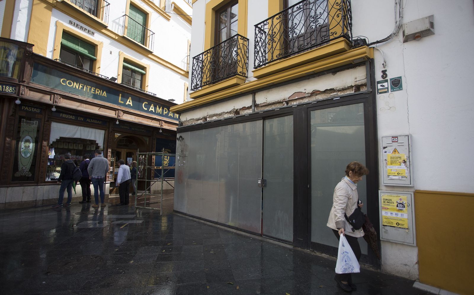Exterior del edificio en la esquina de la plaza de la Campana con Sierpes.