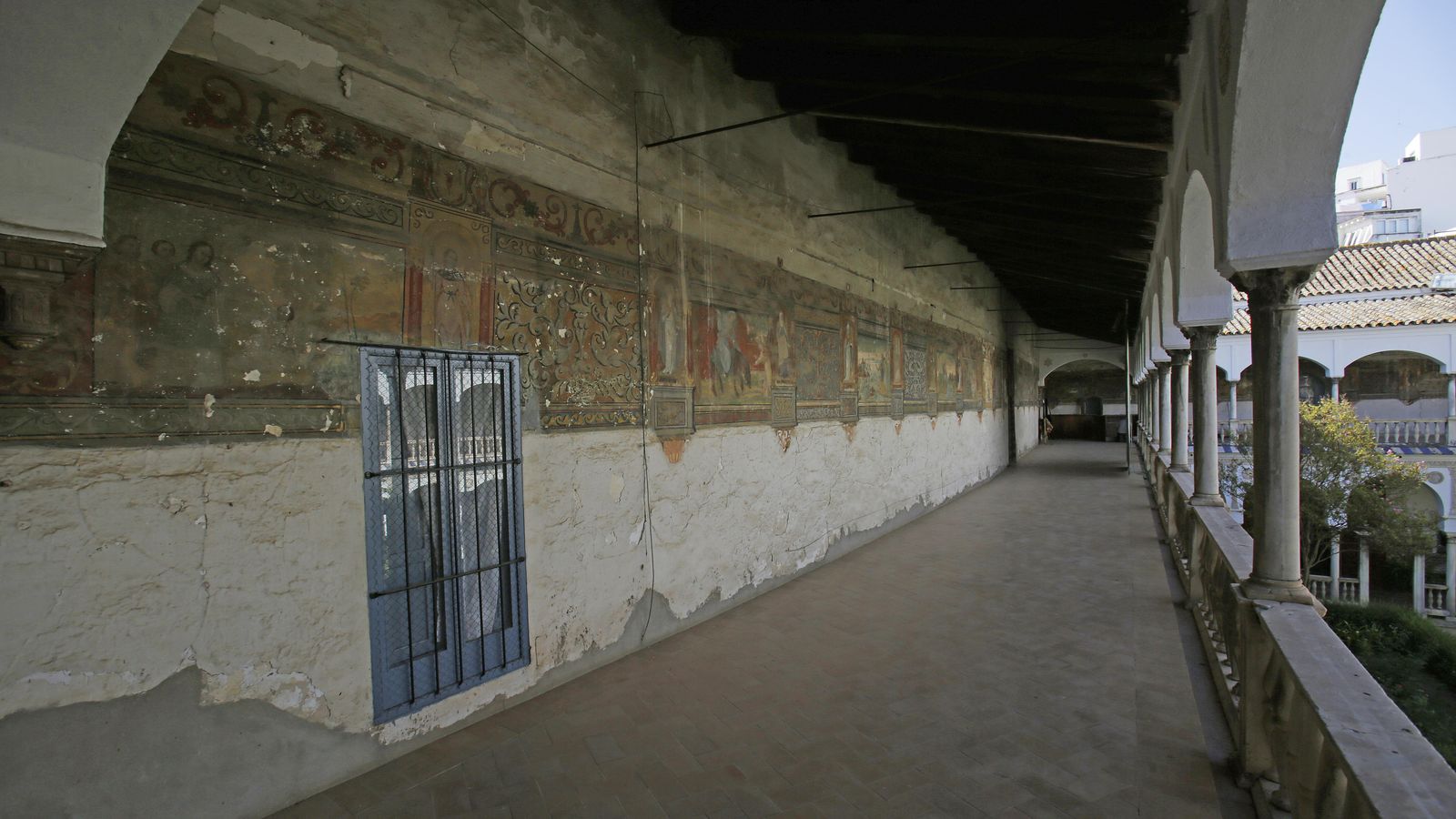 Las pinturas del claustro del Herbolario, que necesitan de una profunda restauración.
