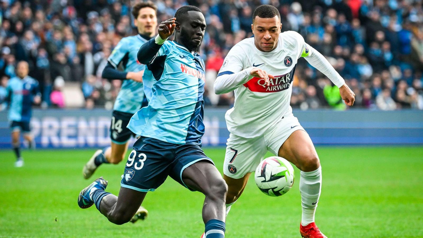 Arouna Sangante defiende un balón con el Le Havre frente a Mabppé durante la pasada temporada.