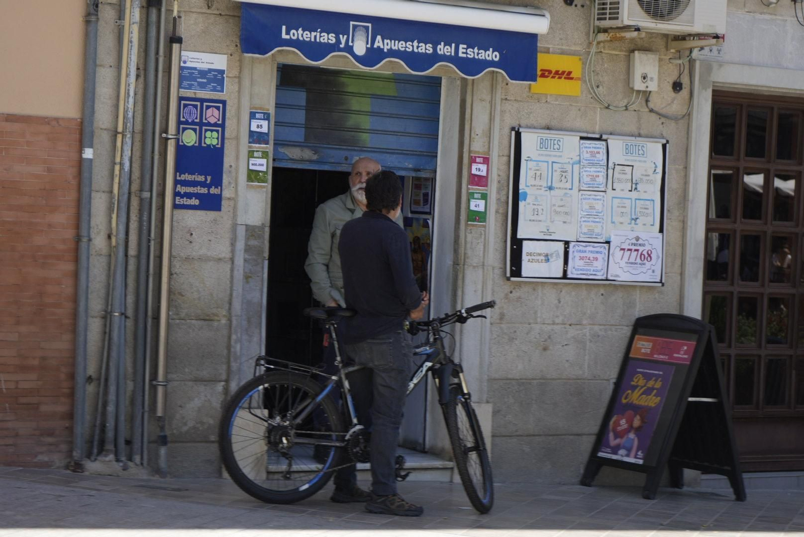 Así se vivió el apagón en las calles de Huelva, en imágenes