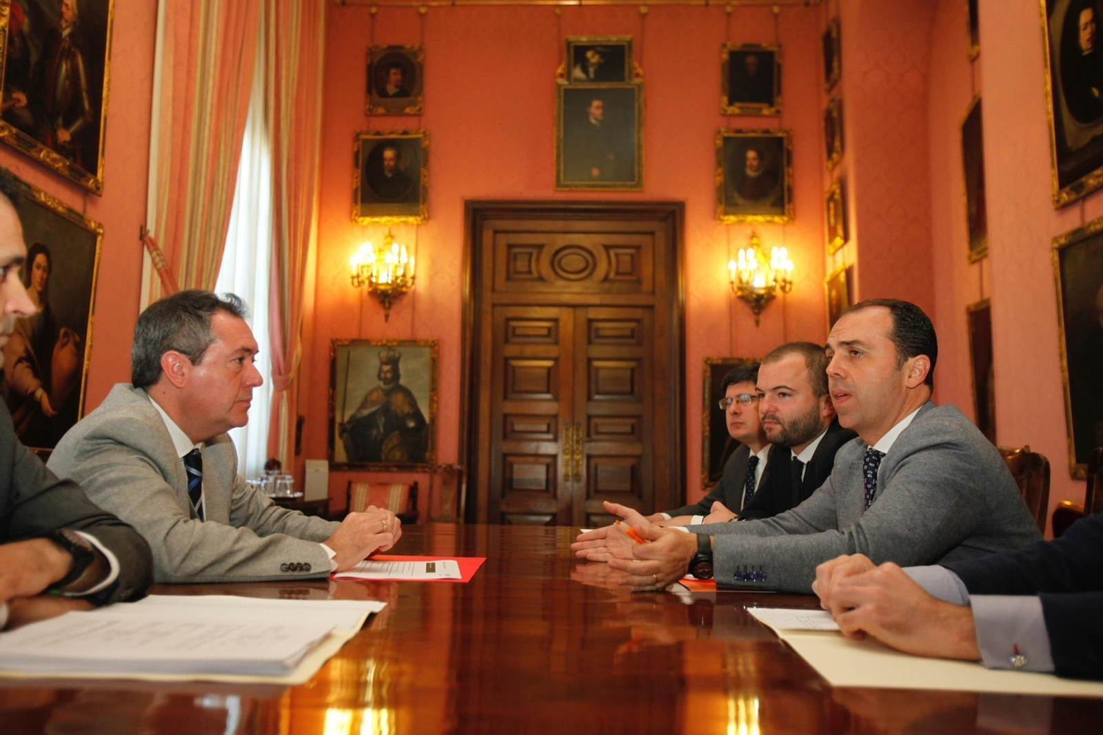 Espadas y Millán durante la reunión en uno de los salones de la Casa Consistorial.