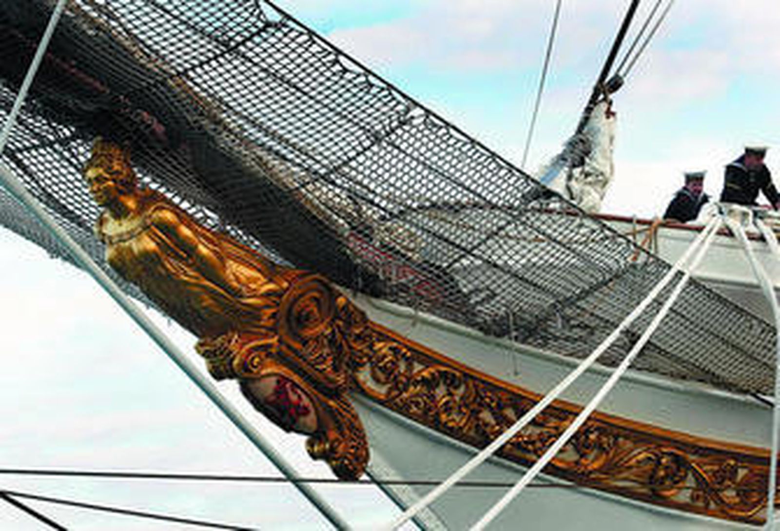 El mascarón de proa luce en el Elcano