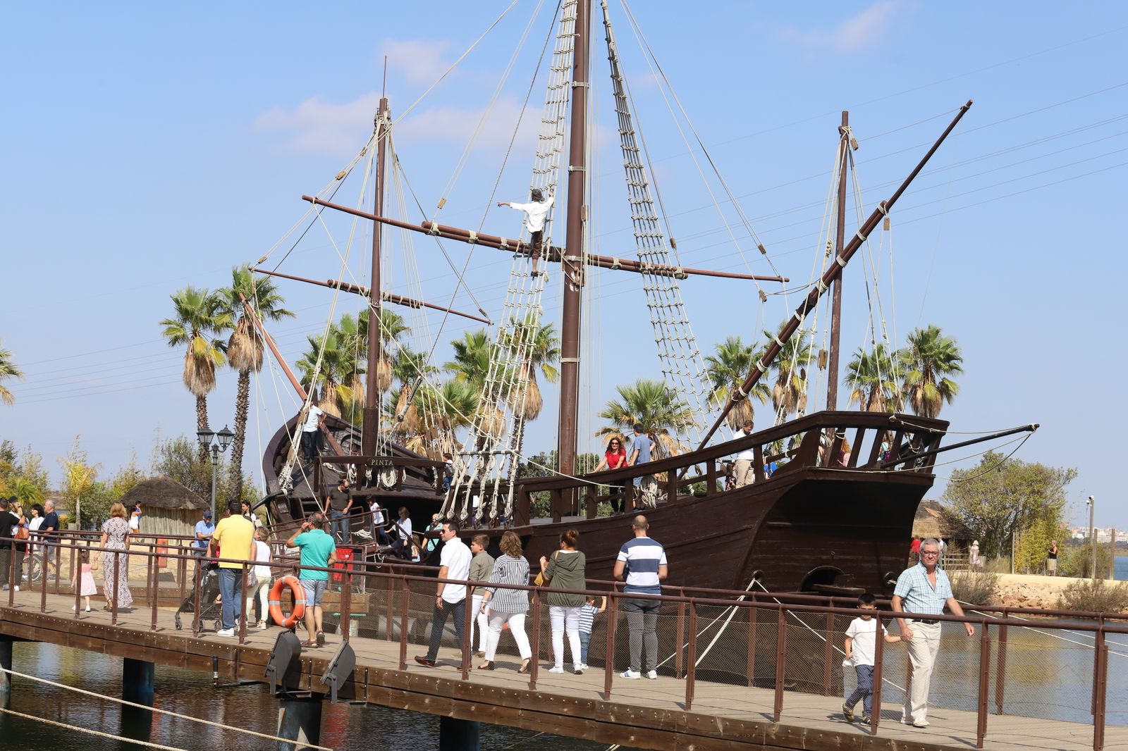 Imágenes de la jornada de puertas abiertas en el Muelle de las Carabelas