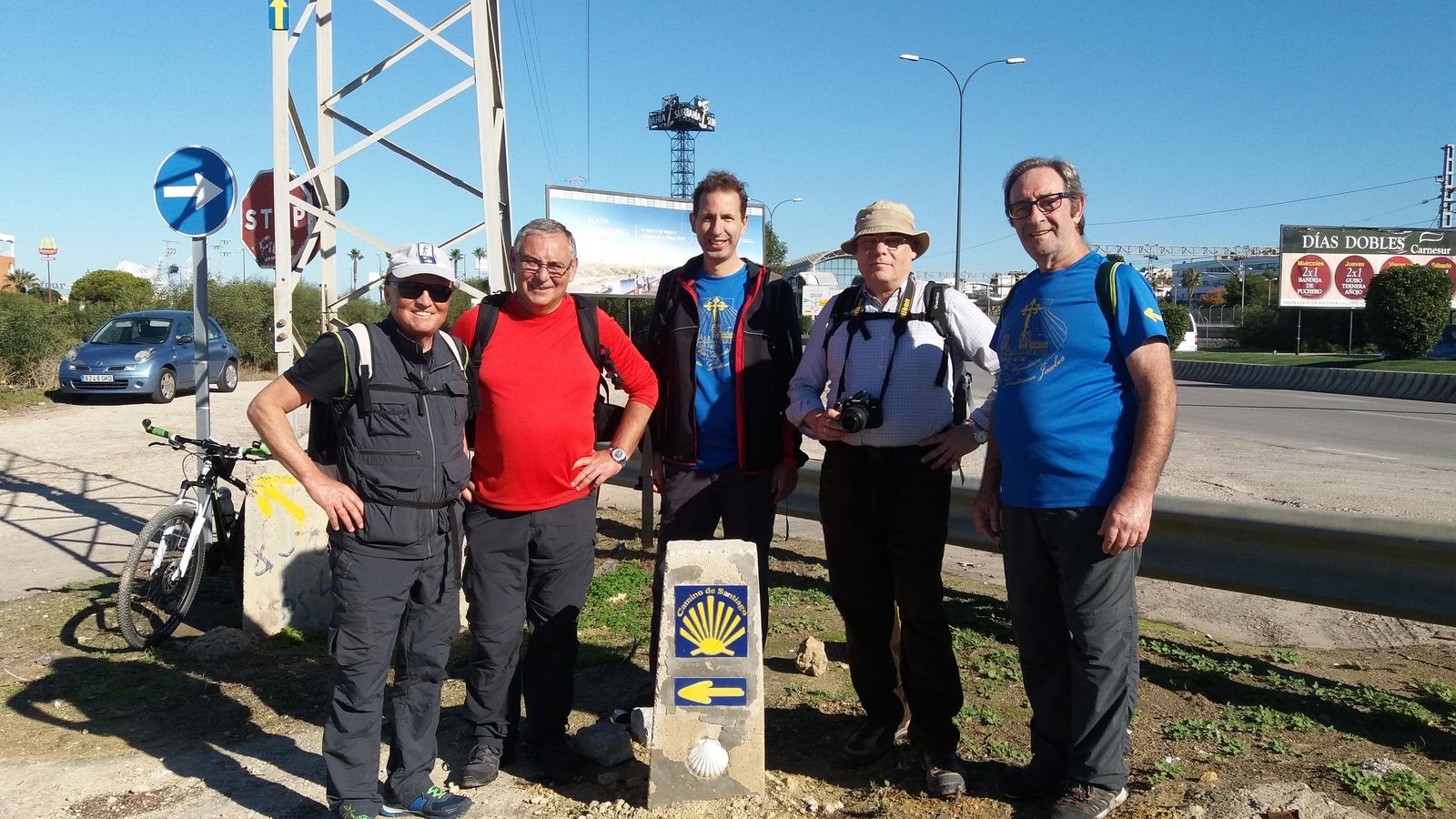 Miembros de la asociación ante un hito de hormigón en San Fernando.